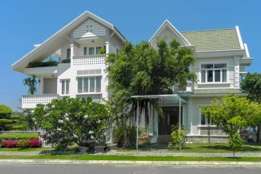 ağaçlar ile iki güzel evler ve yaz aylarında peyzaj tasarımı. Bir Vien. Nha trang. Vietna.