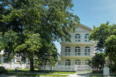 Ağaçlar ile güzel bir üç katlı ev ve yaz aylarında peyzaj tasarımı. Bir Vien. Nha trang. Vietna.