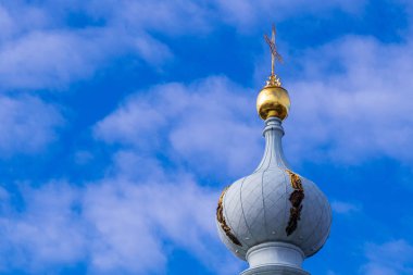 mavi gökyüzüne karşı Hıristiyan Kilisesi'nin kubbe