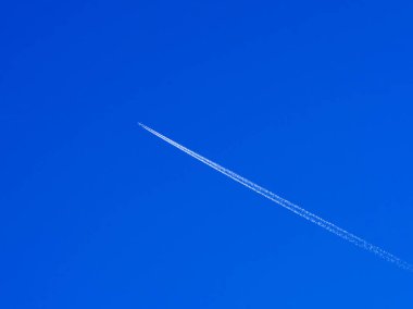 kopya alanı ile berrak mavi gökyüzüne karşı uçak contrail 