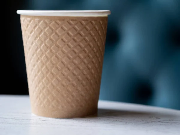 Zabierz Plastikową Filiżankę Kawy Drewnianym Stole Rozmytym Tłem Miejscem Tekst — Zdjęcie stockowe