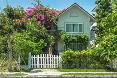 P ağaçları ile bir Küçük rahat iki katlı ev, ve yaz aylarında peyzaj tasarımı. Bir Vien. Nha trang. Vietna.