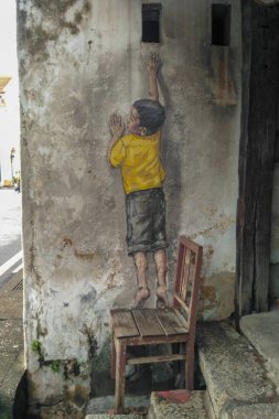 Penang, Malezya-2018-01-05: Street Mural başlıklı 'Reaching Up' Penang Ernest Zacharevic tarafından 6 Temmuz 2013 tarihinde boyalı. 2012 George Town Festivali ile birlikte resmedildi.