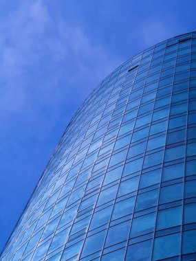 Mavi gökyüzü ile bina cephe. Modern mimaride cam duvar.
