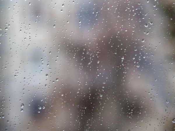 Regentropfen Auf Der Oberfläche Von Fensterglas Mit Verschwommenem Hintergrund — Stockfoto