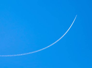 kopya alanı ile berrak mavi gökyüzüne karşı uçak contrail 
