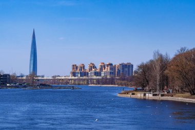 St Petersburg cityscape. nehir binaları ve sonbaharda park.