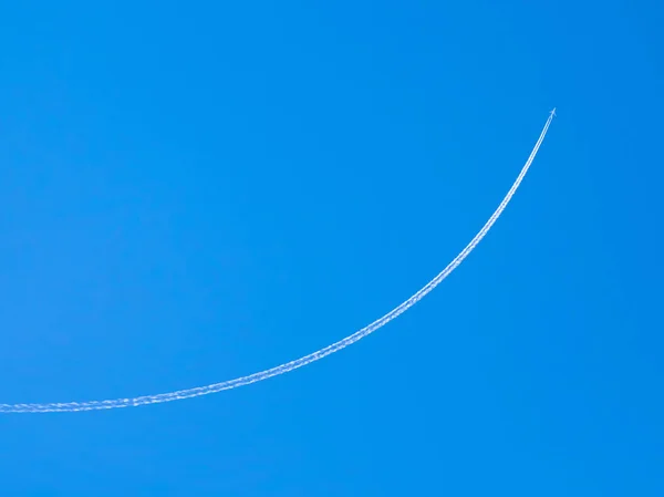 Vliegtuig Contrail Tegen Heldere Blauwe Hemel Met Kopieer Ruimte — Stockfoto