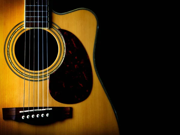 Seis Guitarra Acústica Cuerda Sobre Fondo Negro Bajo Perfil Día —  Fotos de Stock
