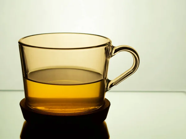 Zielona Herbata Szklany Kubek Tle Kremowym Kolorze — Zdjęcie stockowe