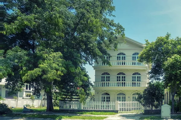 Uma Bela Casa Três Andares Com Árvores Design Paisagístico Verão — Fotografia de Stock