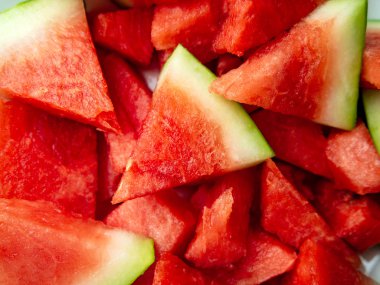 Olgun ve sulu karpuz dilimi, yakın çekim. tohumlu tatlı karpuz üçgen dilimleri.