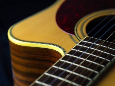 altı - siyah bir arka plan üzerinde dize akustik gitar. düşük anahtar. müzik günü