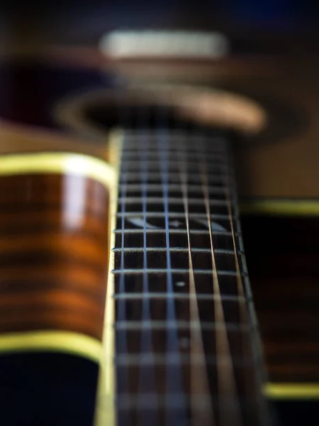 Six Chitarra Acustica Corde Sfondo Nero Piano Piano Giornata Della — Foto Stock