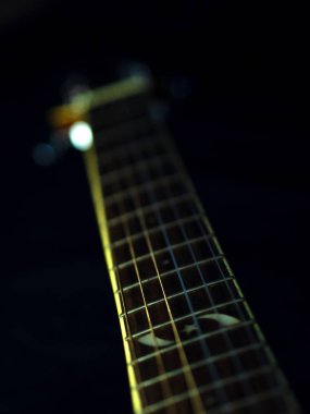 altı - siyah bir arka plan üzerinde dize akustik gitar. düşük anahtar. müzik günü