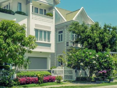 Ağaçlar ile güzel üç katlı ev ve yaz aylarında peyzaj tasarımı. Bir Vien. Nha trang. Vietna.