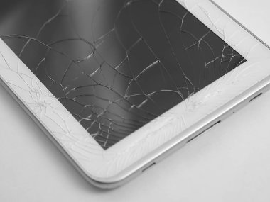 Kırık elektronik cihaz ahşap arka plan üzerinde izole. Kırık t