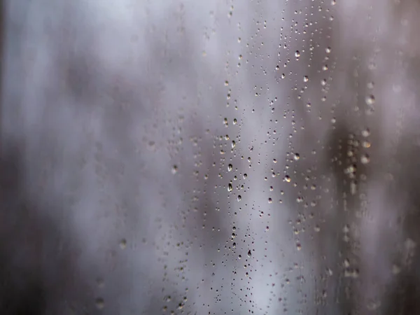 Regentropfen Auf Der Oberfläche Von Fensterglas Mit Verschwommenem Hintergrund — Stockfoto