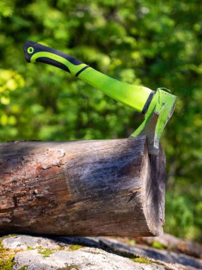 Bir balta kütüğün içinde sıkışmış. ormanda ahşap kütük. güneşli havalarda kütük ve balta. Ormansızlaşma adamı. Kesilen ağaç. Bir günlük üzerinde Lumberjack balta.