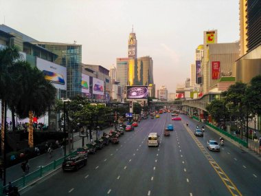 Sathorn Yolu 'nun havadan görünüşü, Bangkok şehir merkezi, Tayland. Finansal bölge ve Asya 'nın akıllı kentsel kentindeki iş merkezleri. Geceleri gökdelen ve yüksek binalar. Şehir arkaplanı.
