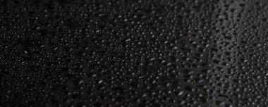 Siyah arkaplanda su damlaları