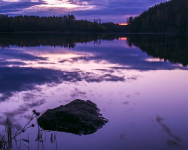 Gizemli Alacakaranlık Gölü. Gölde gün batımı.