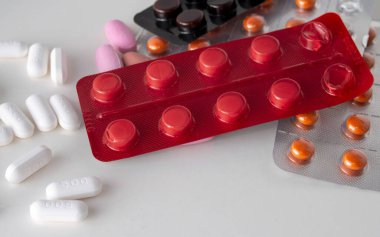 çok renkli tıbbi haplar ve beyaz bir masanın üzerinde haplar..