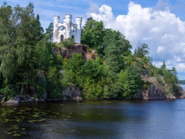 Ölüler Adası ve Ludwigstein Şapeli. Güneşli günler. Monrepo 'daki eski Park arazisi..