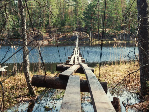 Ponte Suspensão Velha Sobre Lago — Fotografia de Stock