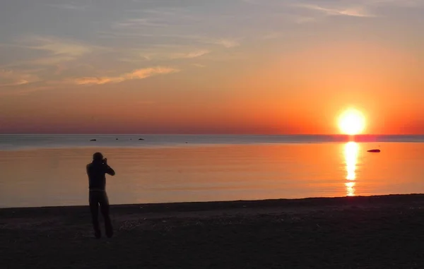 Vista Trasera Una Silueta Hombre Fotografiando Sol Atardecer Playa Vacaciones — Foto de Stock