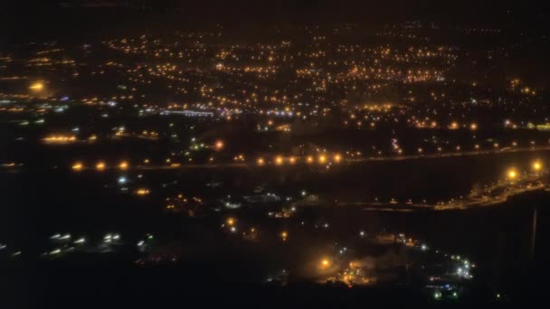 Vuelo en avión sobre París iluminado por la noche, Francia — Vídeo de stock