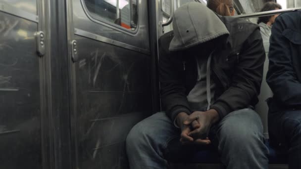 Hombre negro en el capó en el tren subterráneo — Vídeos de Stock