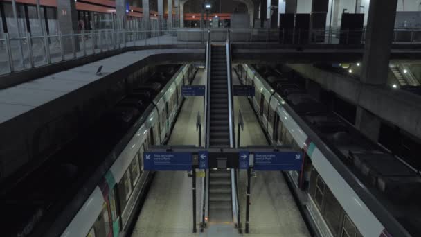 Κενό του υπόγειου σιδηρόδρομου και κινείται κυλιόμενες σκάλες στο Παρίσι, Γαλλία — Αρχείο Βίντεο