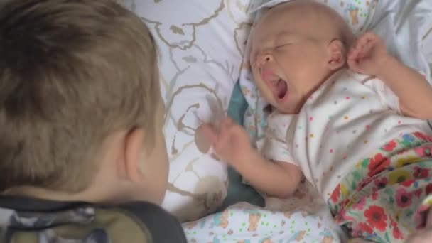 Niña cuidando de su hermana pequeña — Vídeo de stock