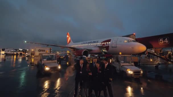 Gelukkig Czech Airlines-bemanning in de flitsen van massamedia schoten — Stockvideo