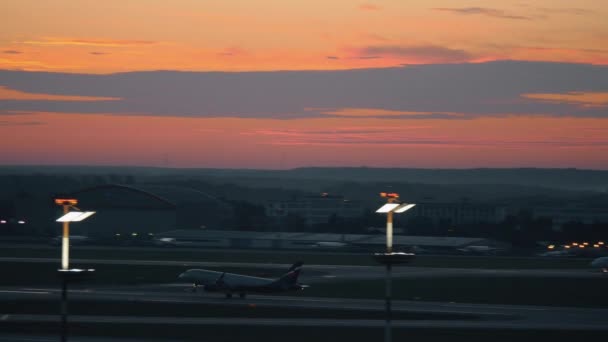 Avión despegando y volando contra el cielo nocturno. Aeropuerto de Sheremetyevo, Moscú — Vídeos de Stock