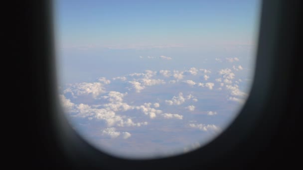 Вид на облака и посадку с летающего самолета — стоковое видео