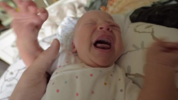 Bebé recién nacido llorando — Vídeo de stock
