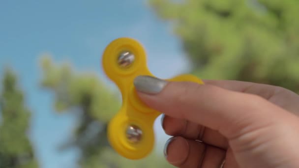 Brincando e relaxando com fidget spinner — Vídeo de Stock