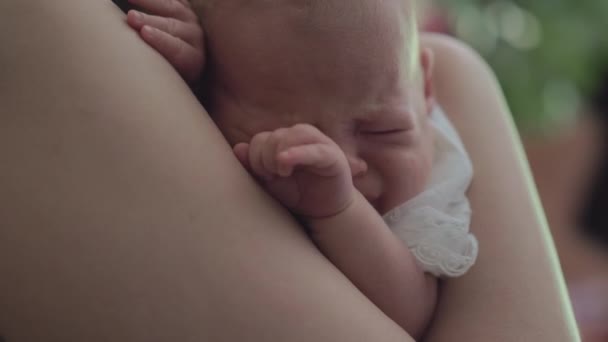 Newborn baby sleeping in mums arms — Stock Video