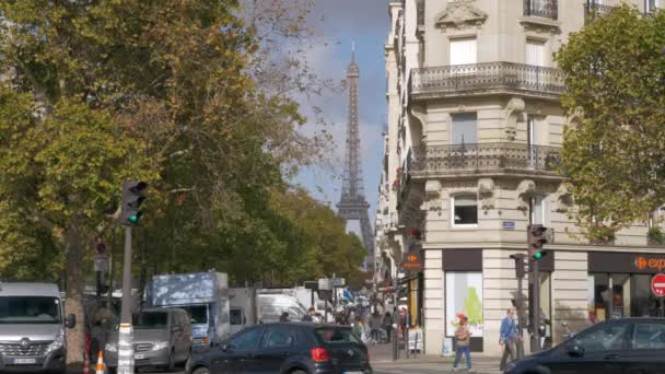 Strada parigina con vista sulla Torre Eiffel, Francia — Video Stock