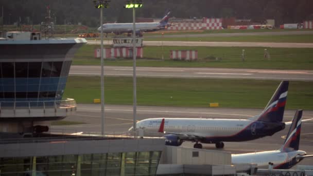 Terminal D e Aeroflot aviões no aeroporto de Sheremetyevo, Moscou — Vídeo de Stock
