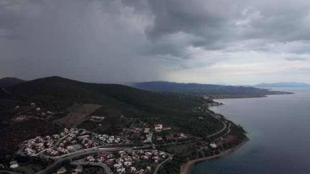 Εναέρια θέα της θάλασσας και ακτών με σπίτια την ημέρα συννεφιά. Trikorfo Beach, Ελλάδα — Αρχείο Βίντεο