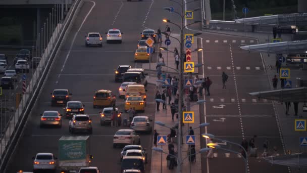 Автомобільний потік на виході міжнародного аеропорту Шереметьєво, Москва — стокове відео