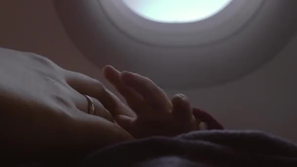 Mains de mère et bébé, vue en avion — Video