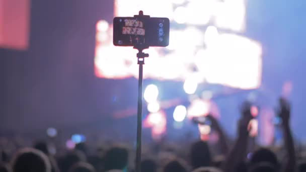 Video-val szúró telefon lövöldöznek az koncert — Stock videók