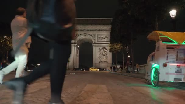 Pessoas na passarela à noite Paris, vista para o Arco do Triunfo — Vídeo de Stock