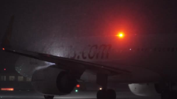 落地带上的飞机夜景观 — 图库视频影像