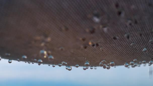 Gotas de chuva caindo de galpão têxtil ao ar livre — Vídeo de Stock