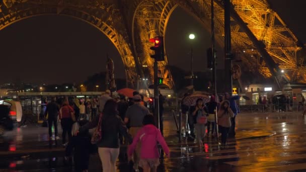 フランス パリの雨の夜横断歩道の人々 — ストック動画